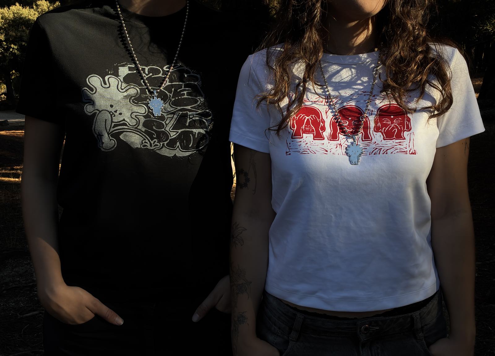 Dos personas con cadenas MOSSCHAIN al atardecer, una con la camiseta Buddha